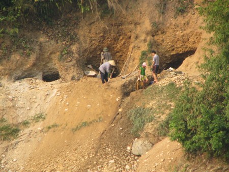 People excavating for gold at a mine in Tuong Duong District.(Photo:Tinnhanh.vn)